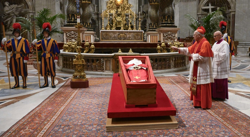 milhares-de-fieis-no-vaticano-para-o-funeral-do-papa-francisco milhares-de-fieis-no-vaticano-para-o-funeral-do-papa-francisco