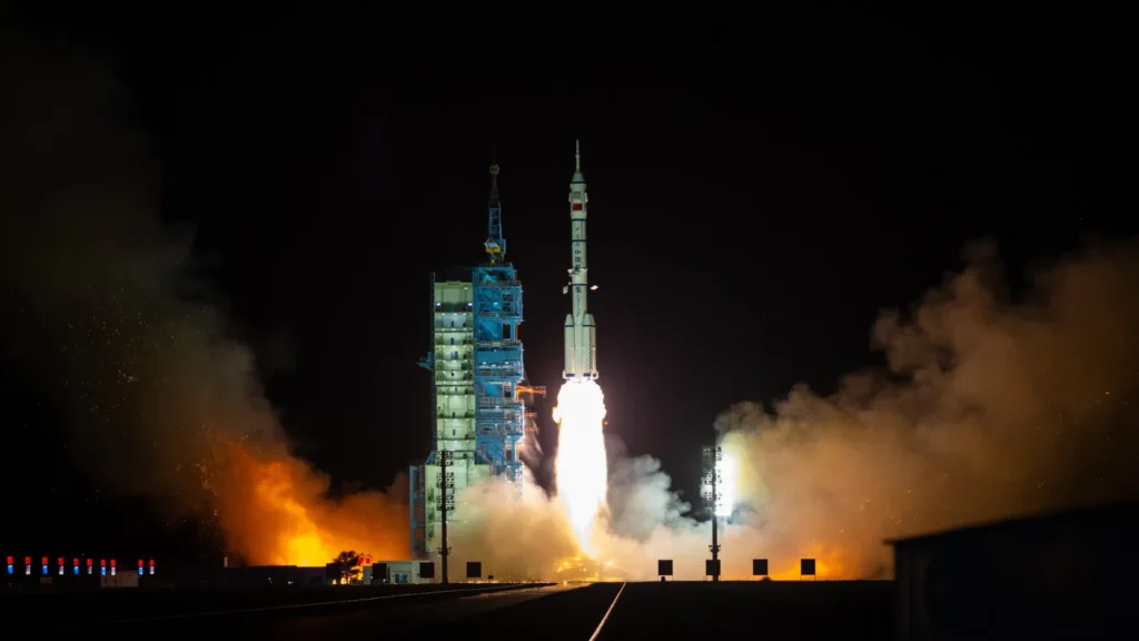 nave-espacial-tripulada-shenzhou-19-se-acopla-a-estacao-espacial-chinesa