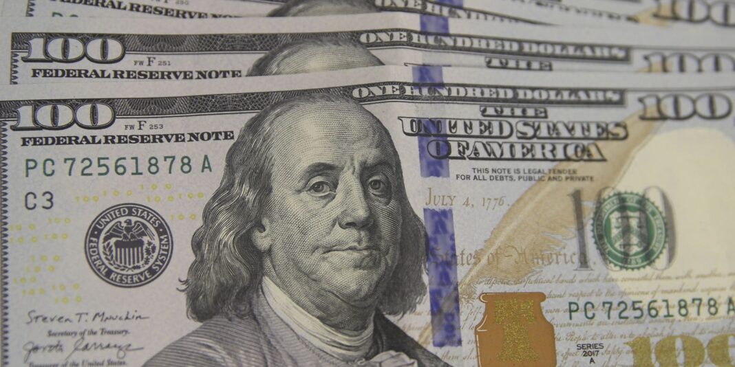 dolar-cai-pela-sexta-vez-seguida-e-fecha-em-r$-5,68