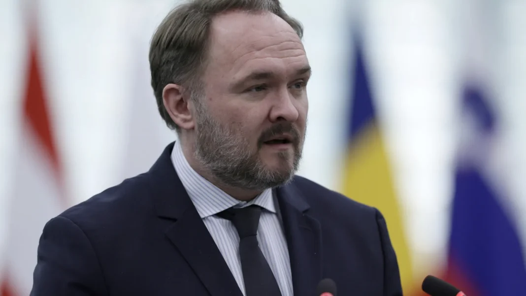 ue-acelera-plano-para-cortar-combustiveis-fosseis-russos-ate-2027