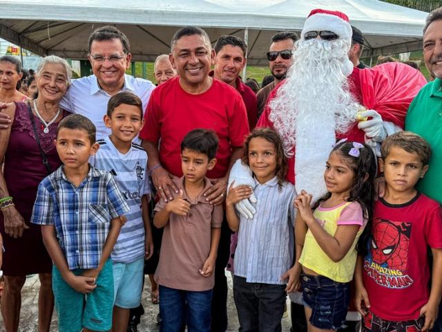 luiz-gonzaga-participa-de-entrega-de-presentes-de-natal-em-porto-walter