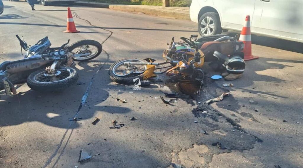 grave-acidente-entre-motocicletas-deixa-tres-feridos-com-fraturas-expostas,-em-epitaciolandia