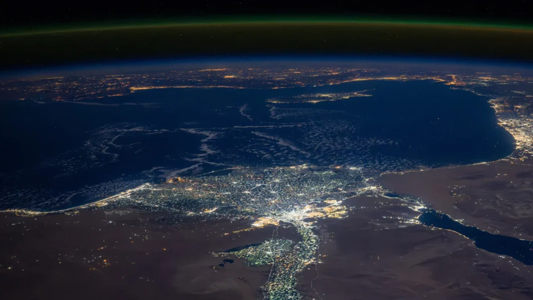 astronauta-registra-cairo-iluminado-antes-de-voltar-a-terra-com-a-crew-8