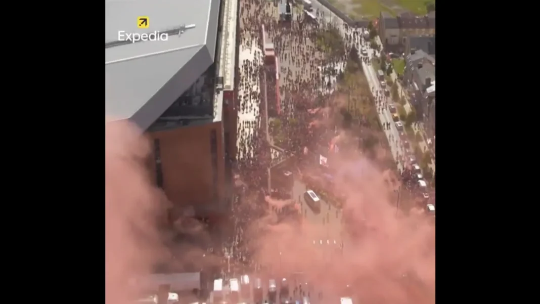 torcedores-do-liverpool-‘engolem’-o-onibus-na-entrada-de-anfield