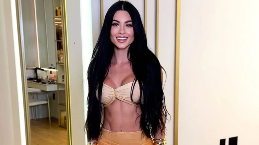 namorada-de-belo-exibe-tatuagem-intima-de-biquini-e-chama-a-atencao