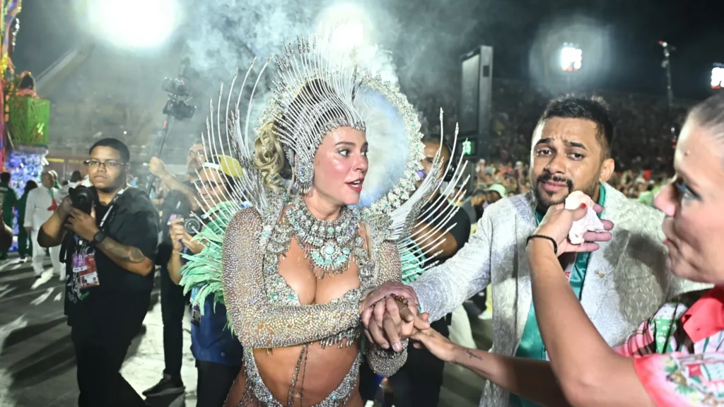 paolla-oliveira-chora-enquanto-samba-na-despedida-da-grande-rio