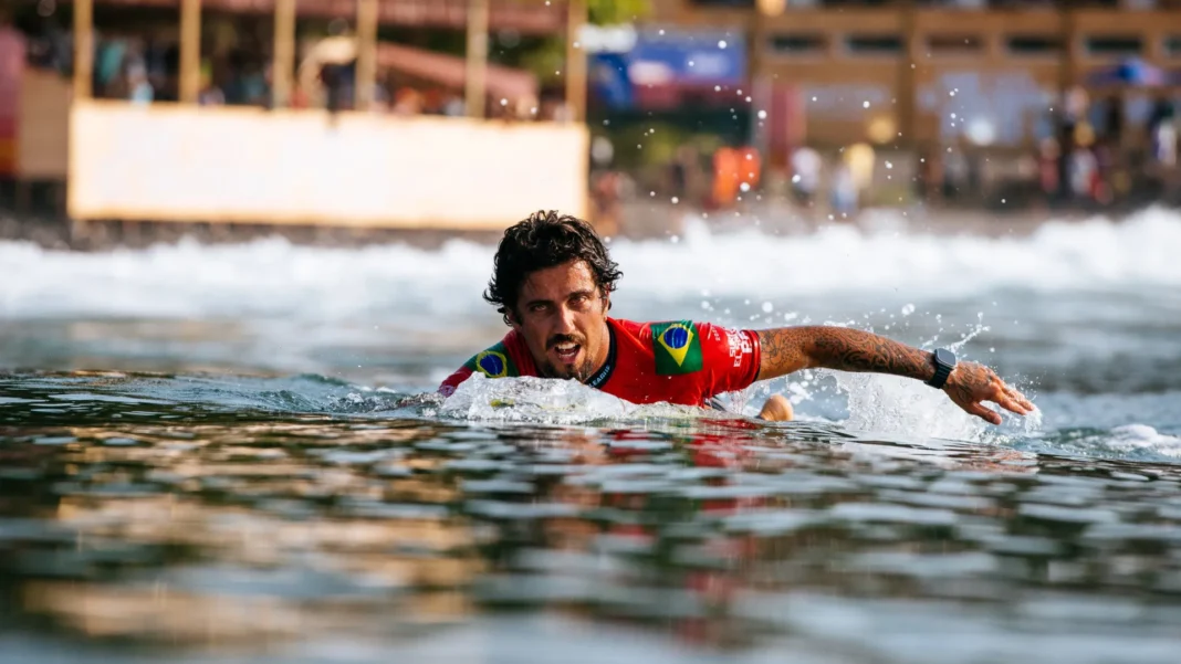 filipinho-cai,-mas-brasil-segue-vivo-pelo-titulo-em-bells-no-mundial-de-surfe