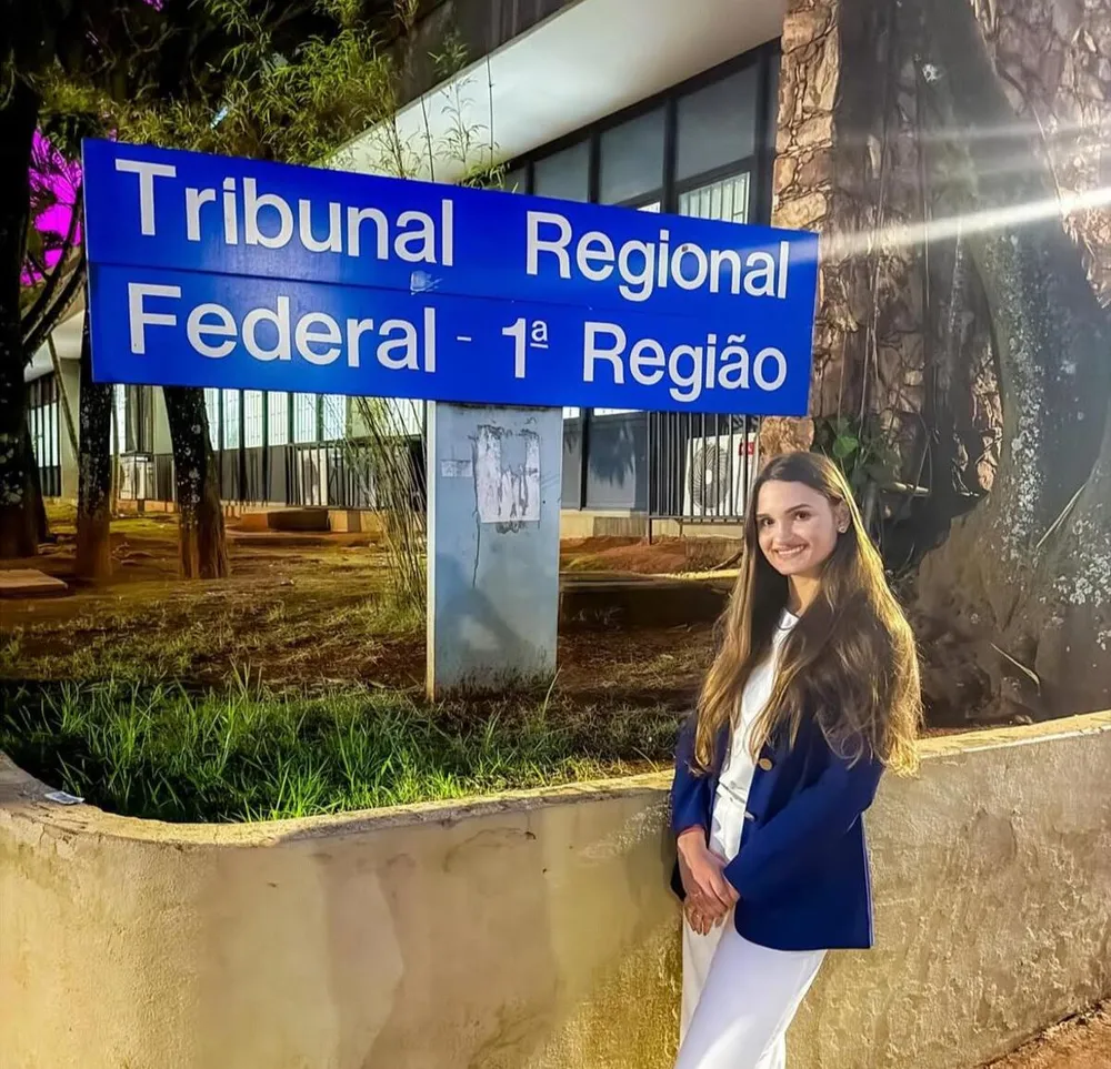 aos-25-anos,-mineira-toma-posse-como-a-mais-jovem-juiza-federal-do-pais