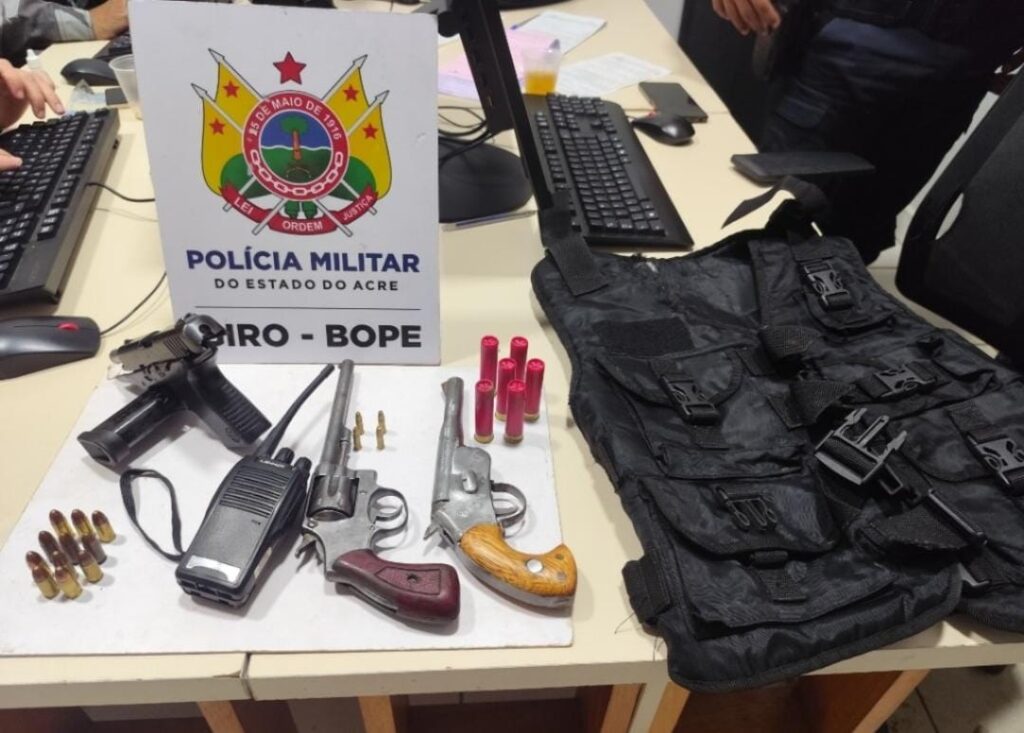 pm-prende-dois-homens-e-apreende-armas-de-fogo-e-colete-na-praia-do-amapa