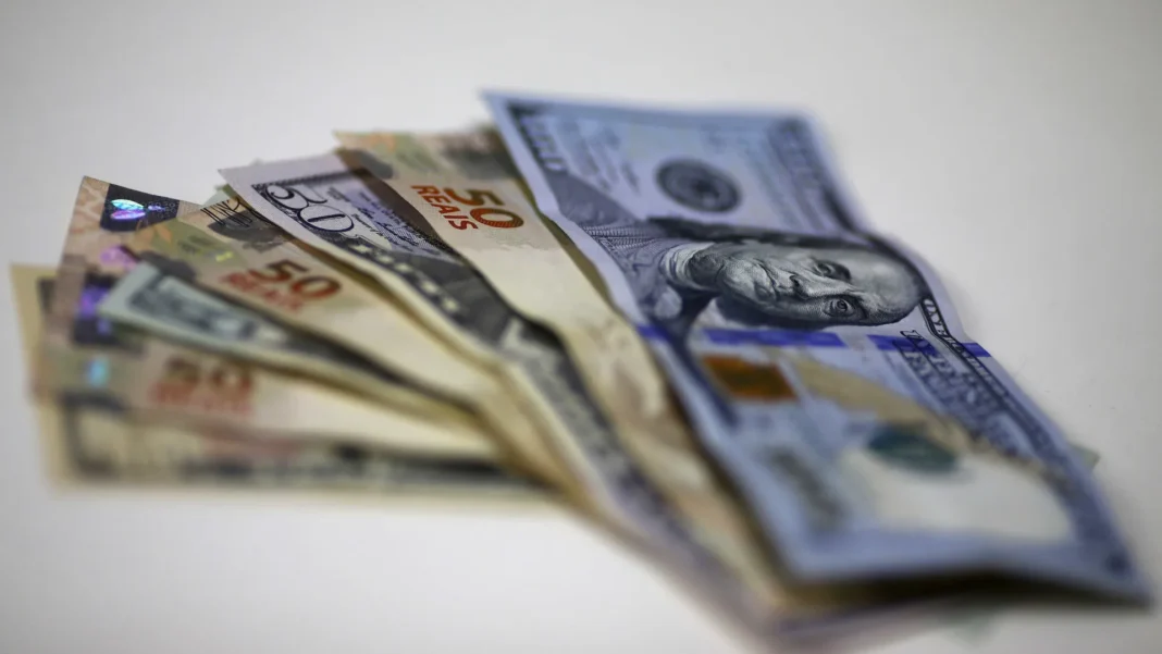 dolar-despenca,-bate-r$-5,73,-e-renova-minima-do-dia