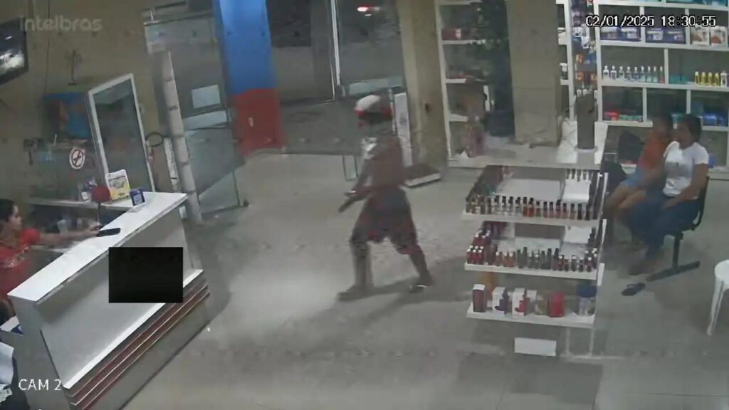 criminoso-assalta-farmacia-a-mao-armada-no-centro-de-sena-madureira-e-foge-em-seguida