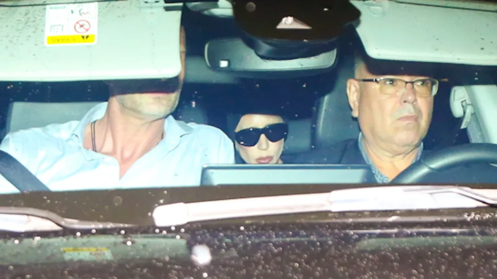 lady-gaga-chega-ao-rio-e-provoca-correria-de-fas-na-porta-de-hotel
