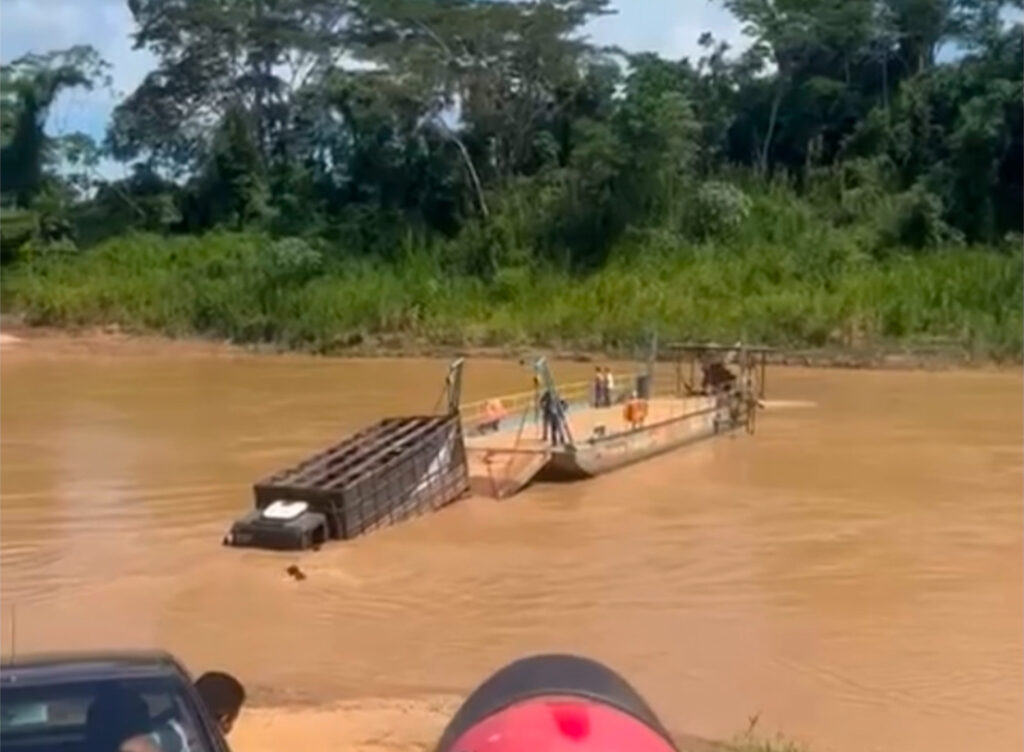 caminhao-cai-de-balsa-durante-travessia-no-rio-acre-em-xapuri;-veja-o-video