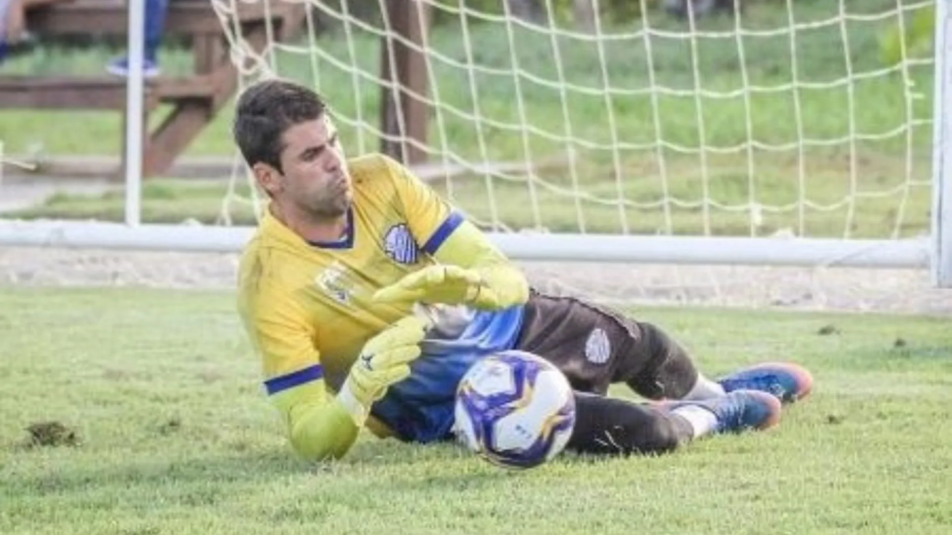 goleiro-que-sera-indenizado-pela-globo-sumiu-apos-frango-e-esta-sem-clube