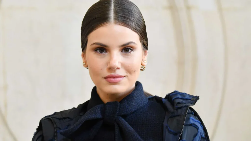 camila-queiroz-revela-que-mae-ainda-trabalha-como-manicure-e-se-emociona