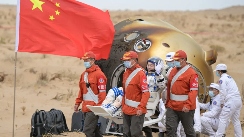 tripulacao-chinesa-retorna-a-terra-apos-missao-espacial-de-seis-meses