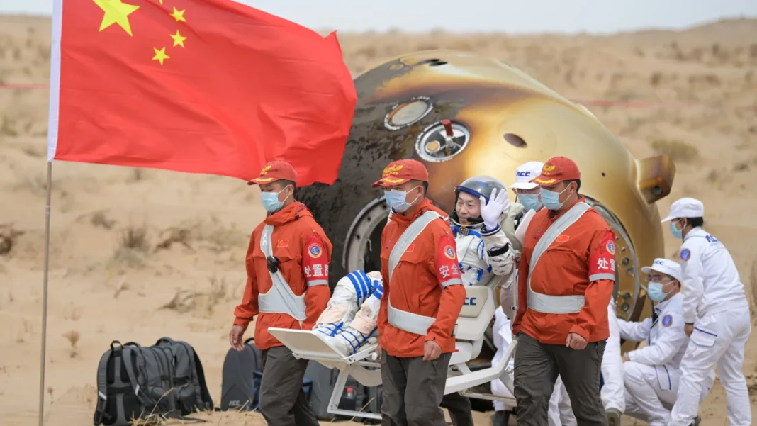 tripulacao-chinesa-retorna-a-terra-apos-missao-espacial-de-seis-meses