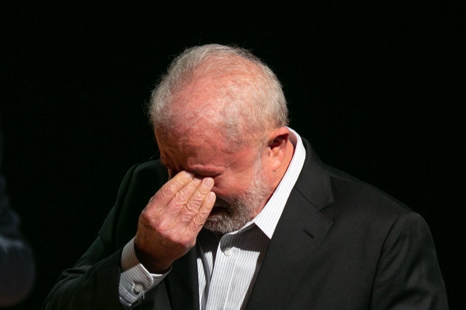 A desaprovação do governo Lula atingiu 56%, segundo pesquisa Quaest, com a economia como principal motivo de insatisfação. Este texto analisa os desafios enfrentados pelo presidente e as estratégias para reverter o cenário.
