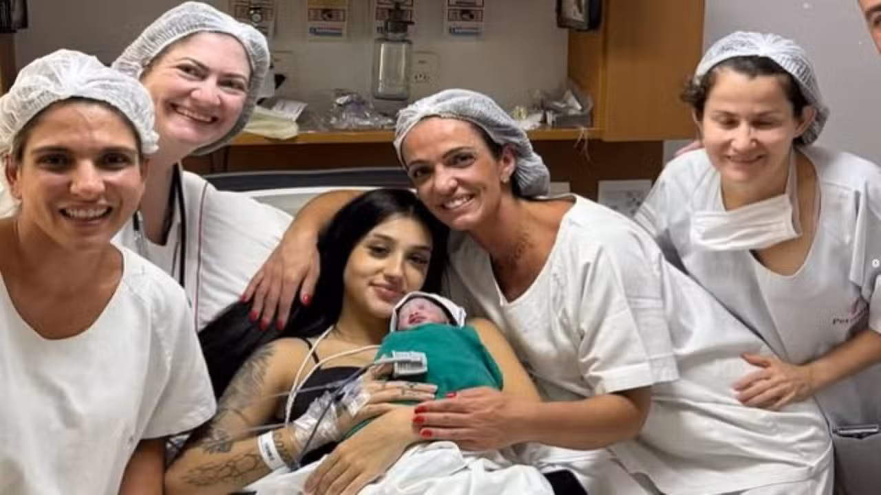 Bia Miranda com Maysha no colo e a equipe médica ao lado