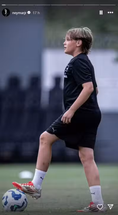 Davi Lucca jogando futebol