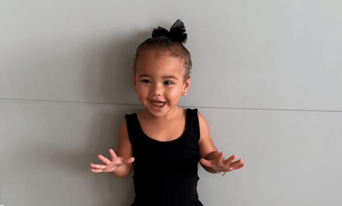 Mavie com uniforme de Ballet