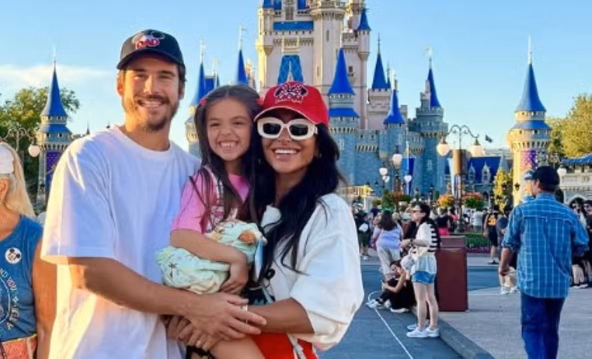 Nicolas Prattes e Sabrina Sato na Disney