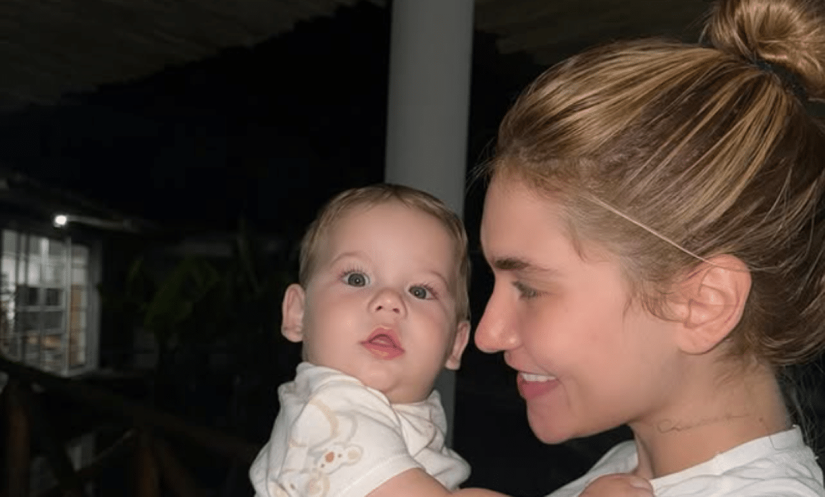 Virginia com o filho-