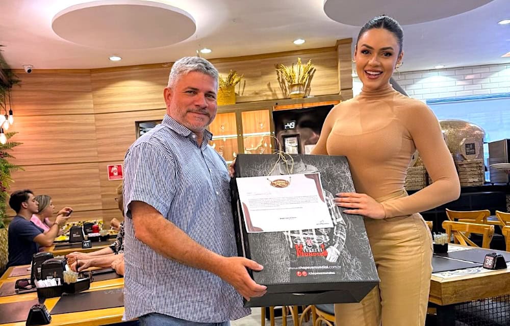 prefeito-sergio-lopes-entrega-convite-a-modelo-juliana-melo-para-o-12°-circuito-country