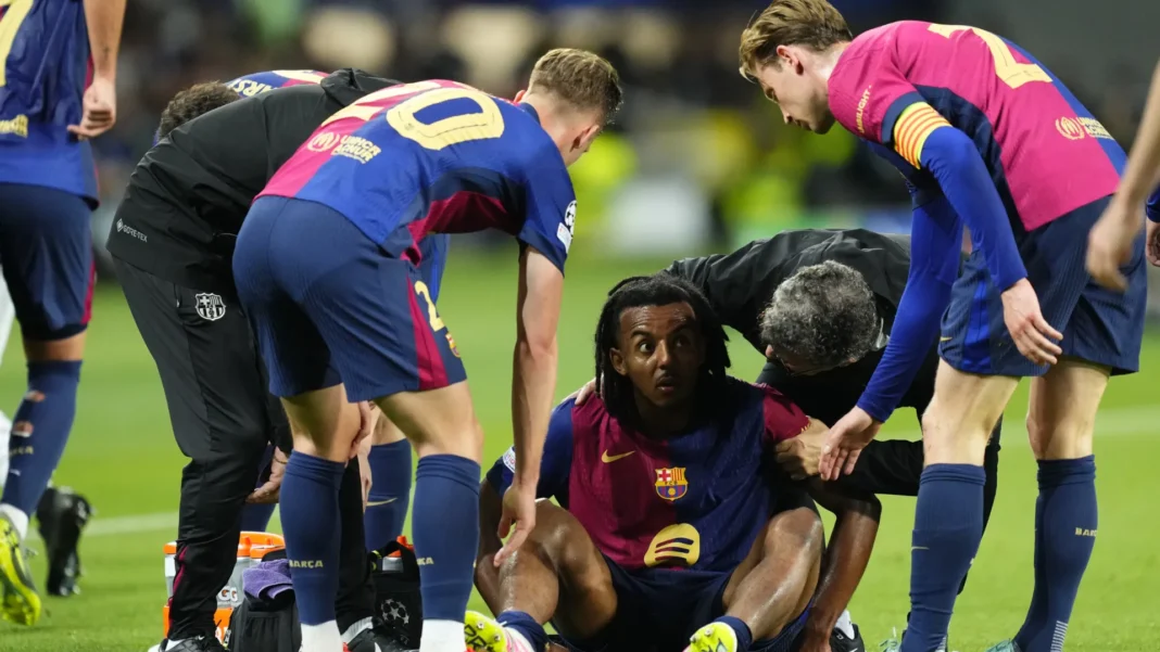 barcelona-confirma-lesao-muscular-e-kounde-pode-parar-por-3-semanas