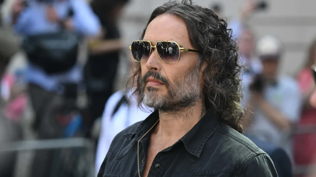russell-brand-e-liberado-sob-fianca-apos-audiencia-em-londres