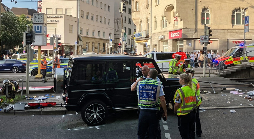 alemanha.-carro-atropela-multidao-em-estugarda-e-provoca-varios-feridos