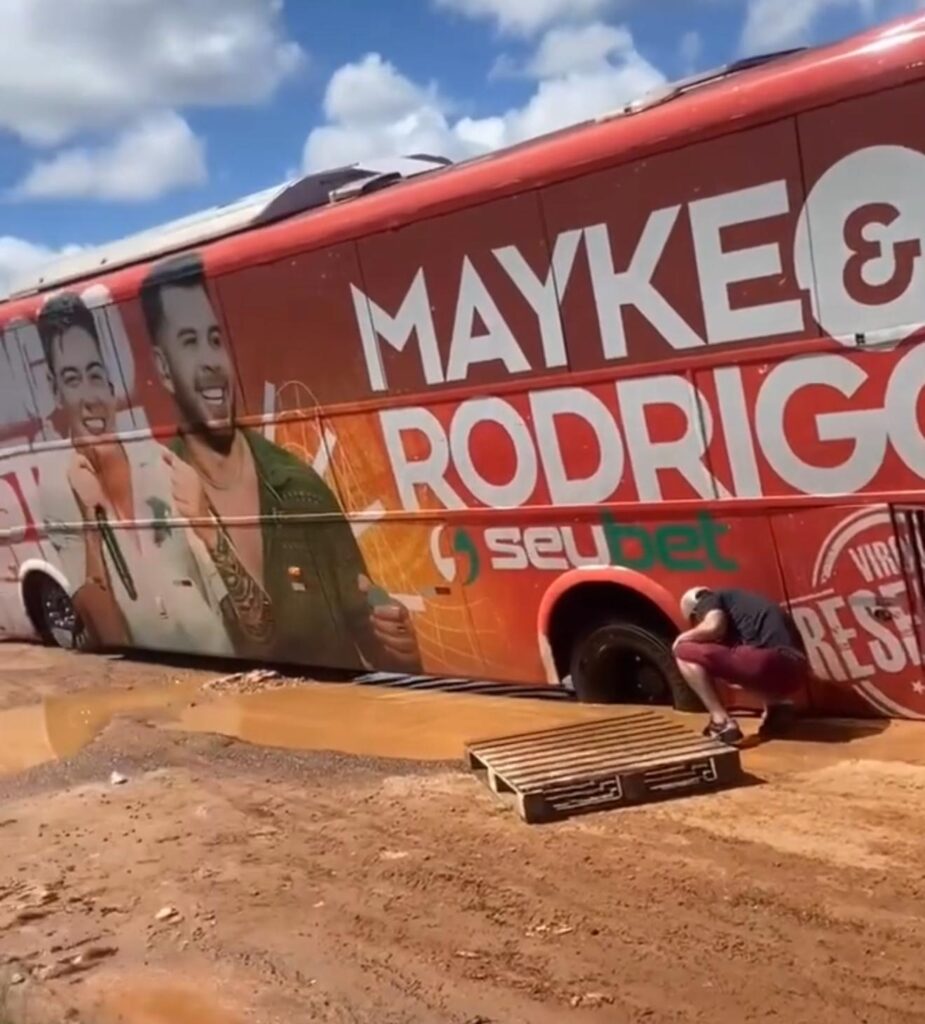 onibus-da-dupla-sertaneja-mayke-e-rodrigo-atola-em-rua-de-rio-branco-antes-de-show