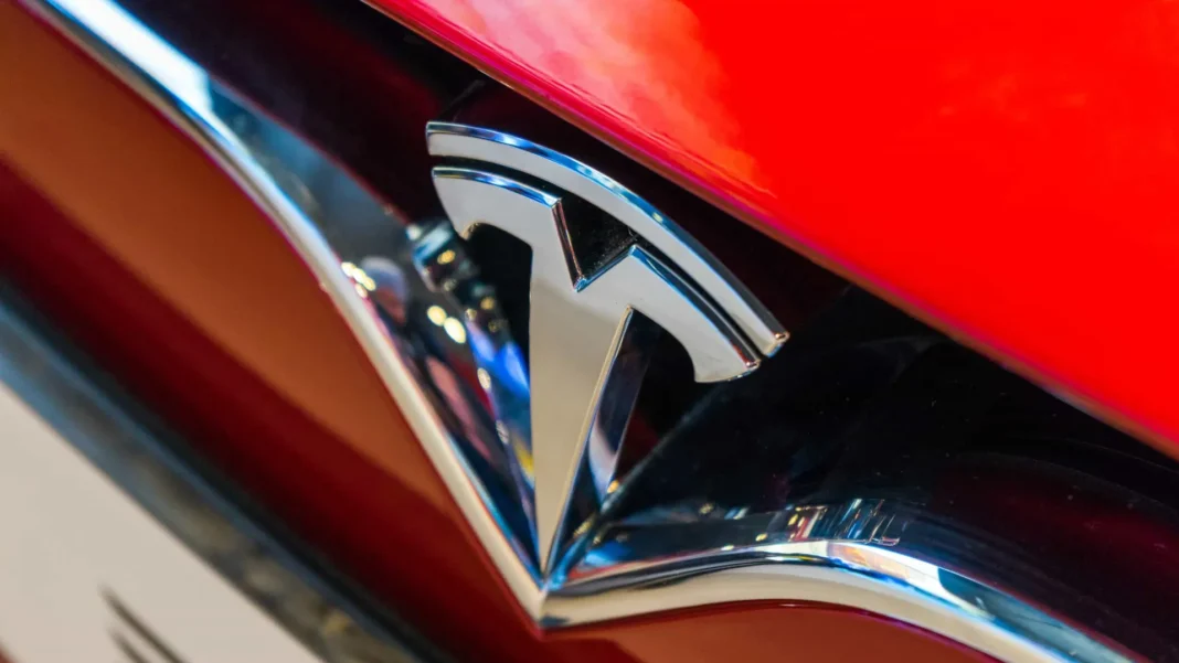 com-musk-alvo-de-protestos,-vendas-da-tesla-caem-76%-na-alemanha