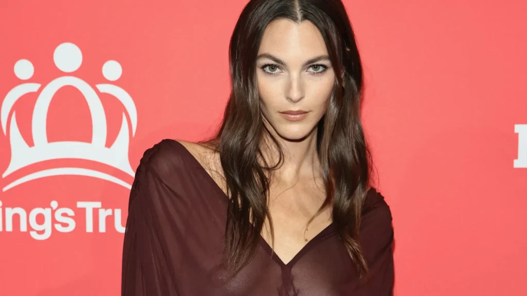 namorada-de-dicaprio-se-destaca-no-‘red-carpet’-com-look-ousado