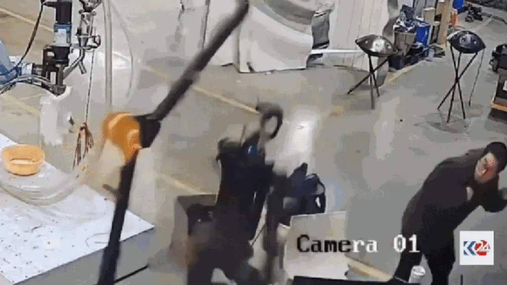 robo-‘ataca’-homens-que-o-controlavam-em-fabrica