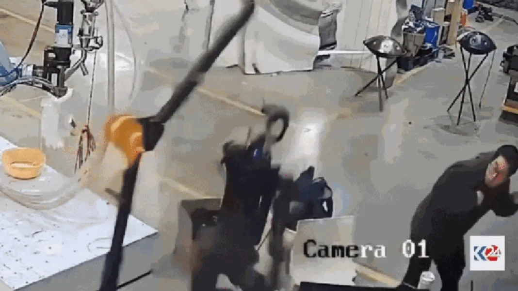 robo-‘ataca’-homens-que-o-controlavam-em-fabrica