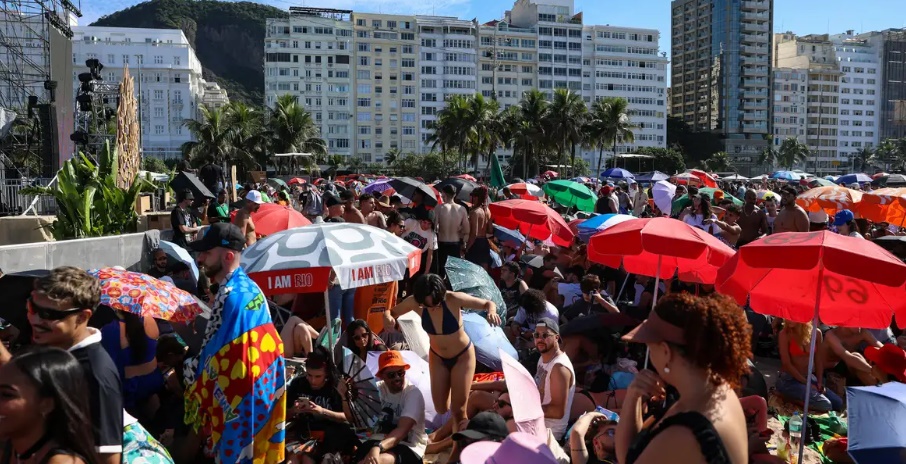 fas-de-lady-gaga-acampam-nas-areias-de-copacabana-para-ver-show