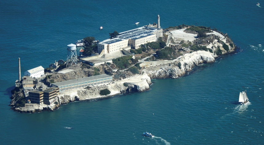 “apenas-uma-ideia”.-trump-emite-ordens-para-“reconstruir-e-abrir-a-prisao-de-alcatraz”