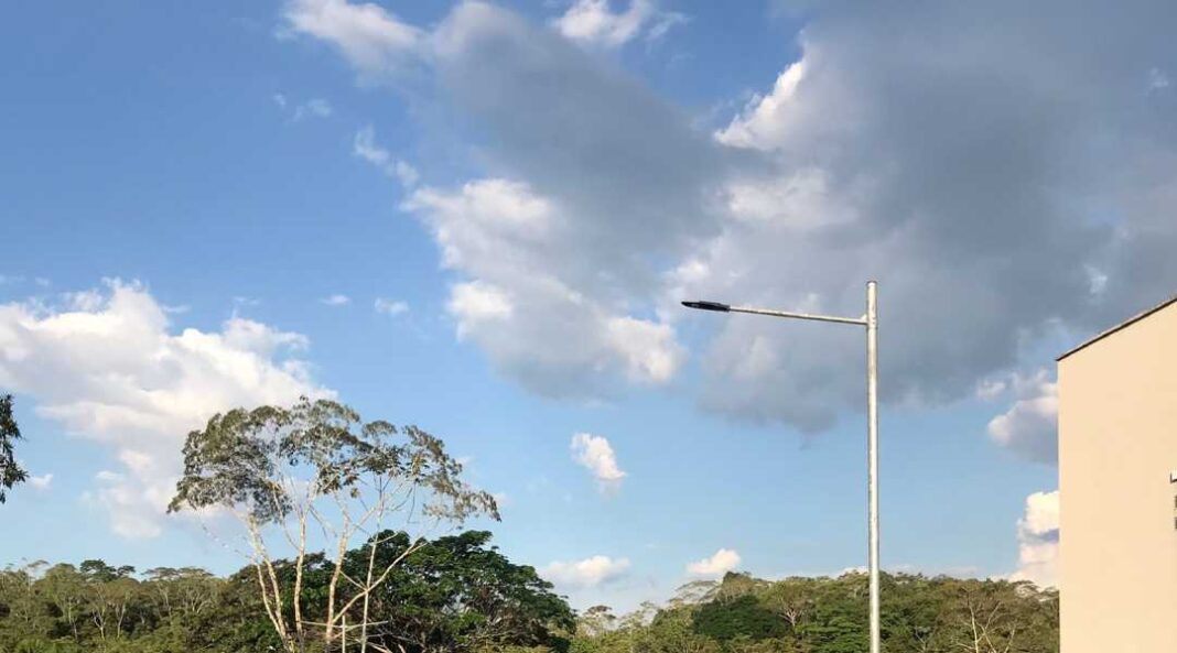 quinta-feira-(8)-deve-ser-quente,-com-sol,-nuvens-e-chuvas-pontuais,-no-acre