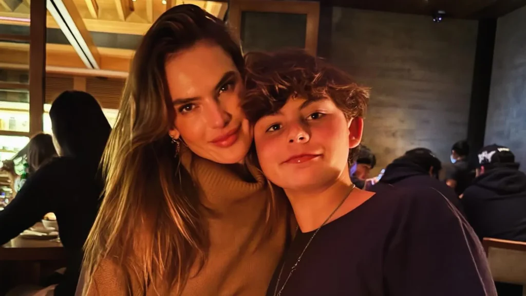 alessandra-ambrosio-posto-rara-foto-com-filho.-“te-amo-infinitamente”