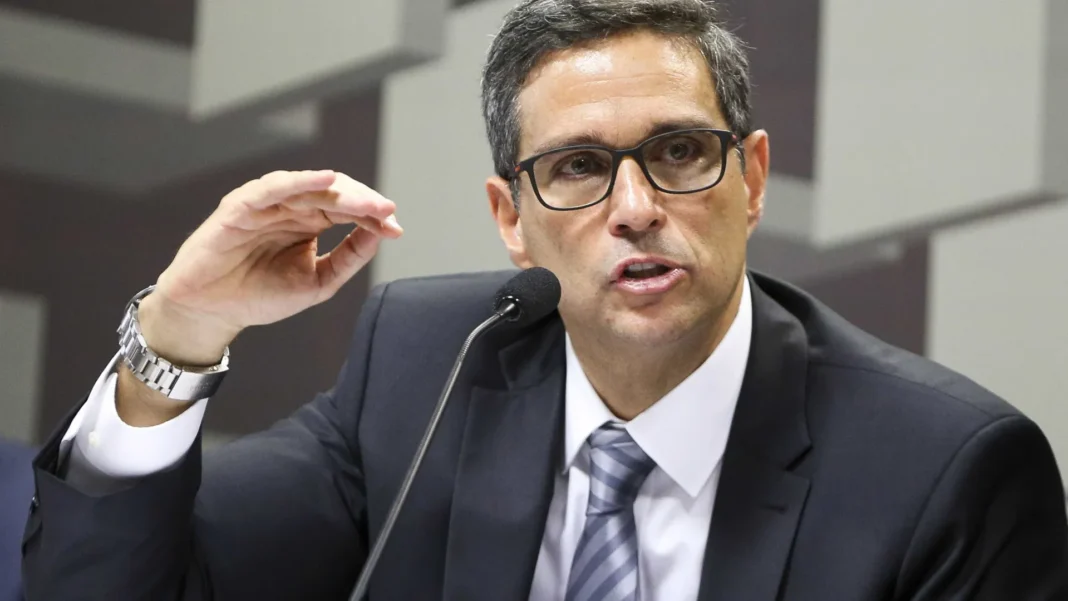 campos-neto-diz-que-informou-comissao-de-etica-publica-sobre-cargo-no-nubank,-mas-governo-nega