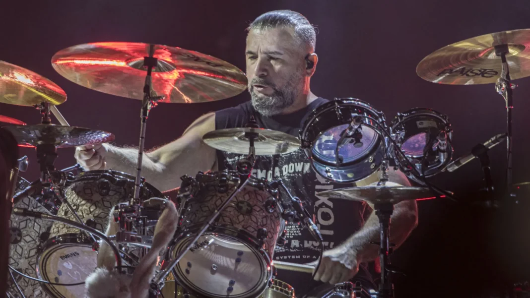 em-momento-inusitado-no-rio,-baterista-do-system-of-a-down-ajuda-idosas-a-descer-de-taxi
