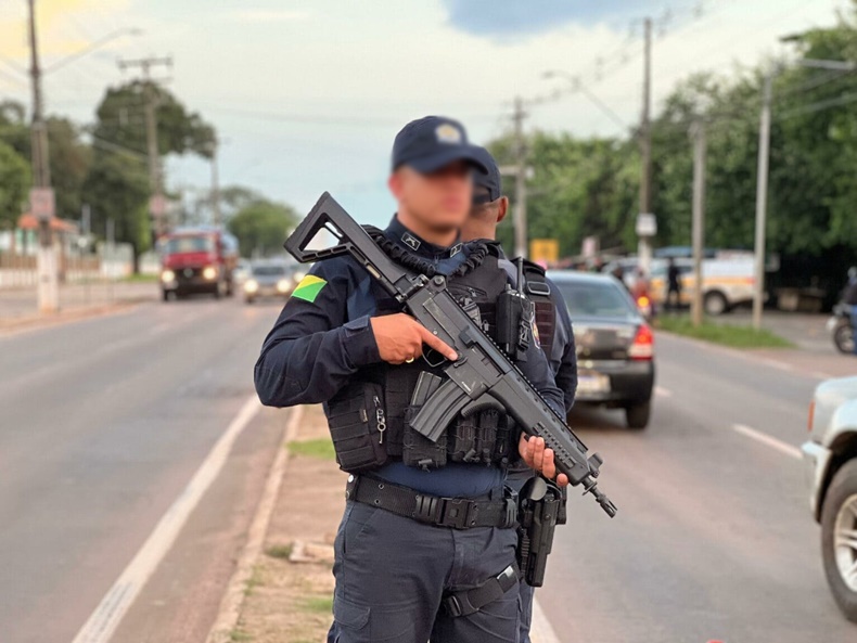 criminosos-rendem-familia-e-vitimas-fazem-pix-de-12-mil;-assaltantes-acabam-presos-pela-pm