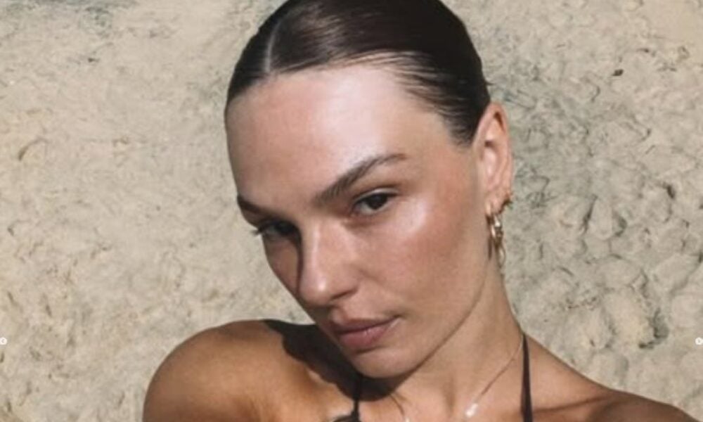 isis-valverde-curte-italia-com-marcus-buaiz-e-encanta-com-look-de-biquini-em-viagem