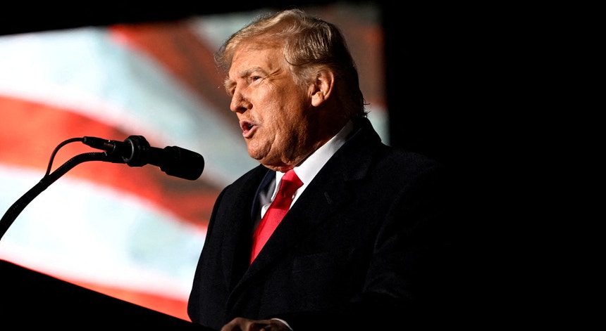justica-bloqueia-temporariamente-plano-de-despedimentos-em-massa-de-trump justica-bloqueia-temporariamente-plano-de-despedimentos-em-massa-de-trump