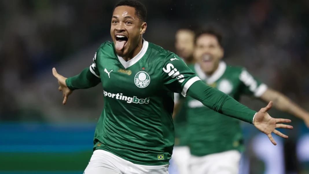 vitor-roque-faz-nos-acrescimos,-palmeiras-bate-sao-paulo-e-e-lider-isolado