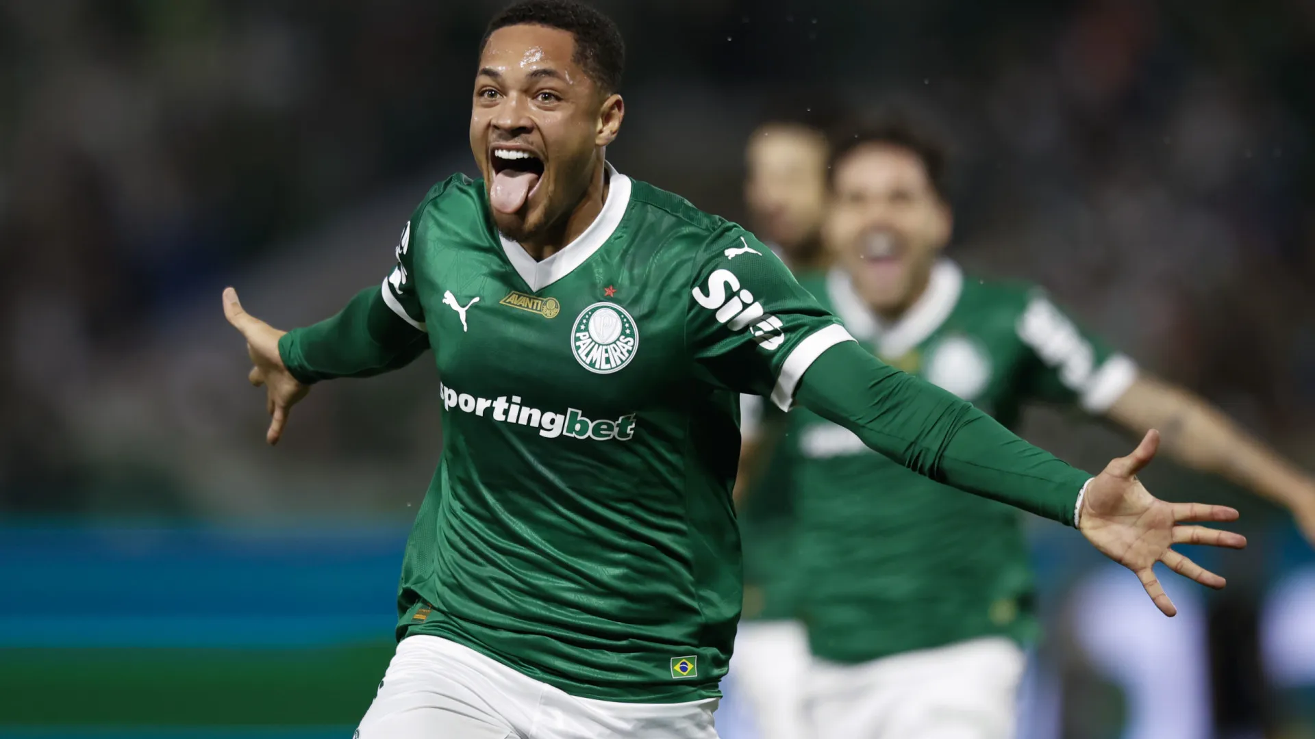 vitor-roque-faz-nos-acrescimos,-palmeiras-bate-sao-paulo-e-e-lider-isolado