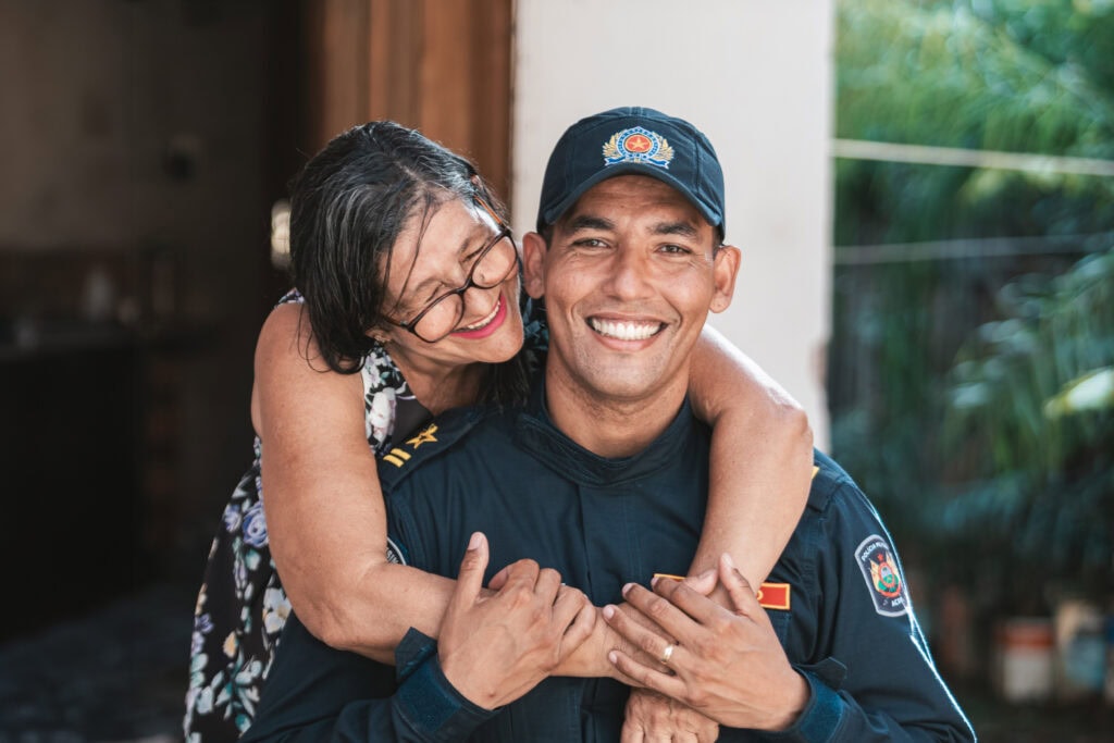 da-bacia-de-roupa-aos-diplomas,-mae-vence-obstaculos-e-forma-filho-policial
