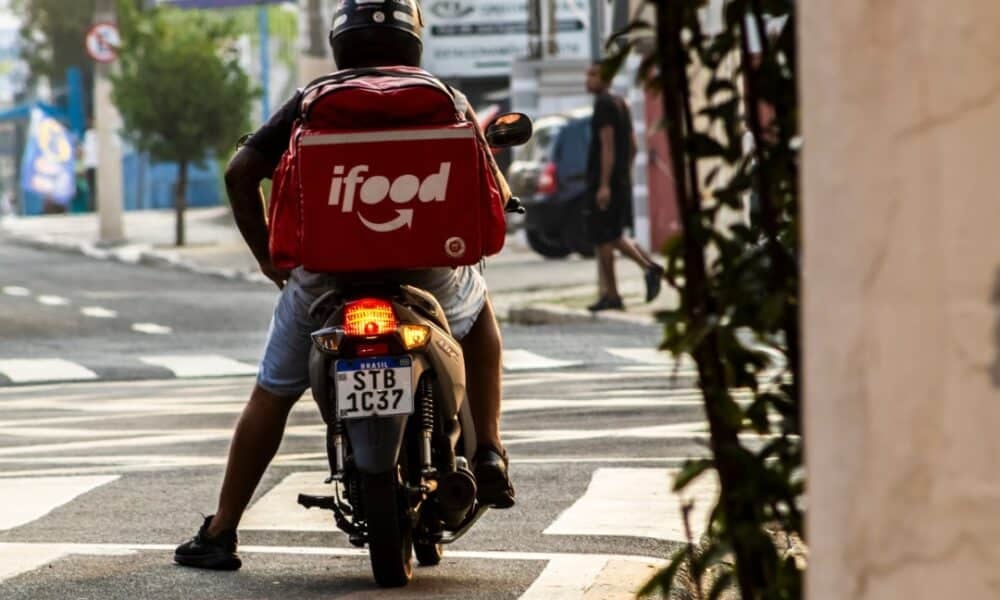 ifood-anuncia-reajuste-na-entrega:-taxa-minima-sobe-de-r$-6,50-para-r$-7,50