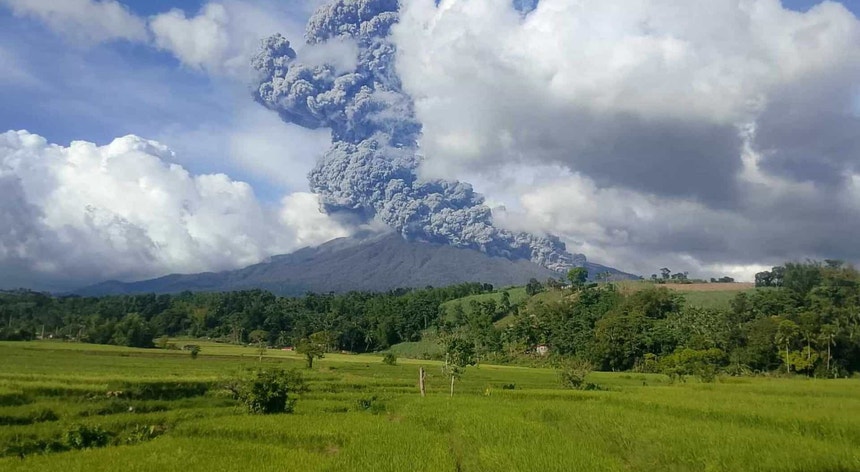 vulcao-kanlaon-nas-filipinas-entra-em-erupcao-e-cinzas-atingem-varias-cidades vulcao-kanlaon-nas-filipinas-entra-em-erupcao-e-cinzas-atingem-varias-cidades